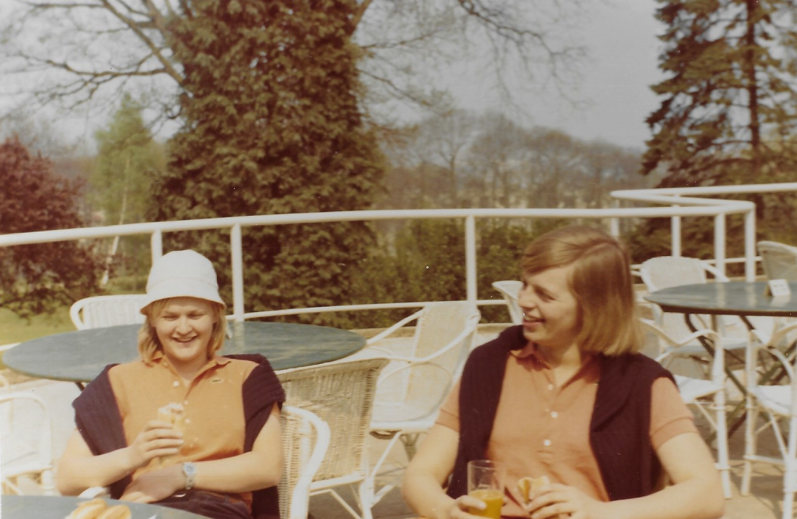 Liesbeth van der Harst en Henriëtte Rahusen, Golf de St. Cloud - 1974