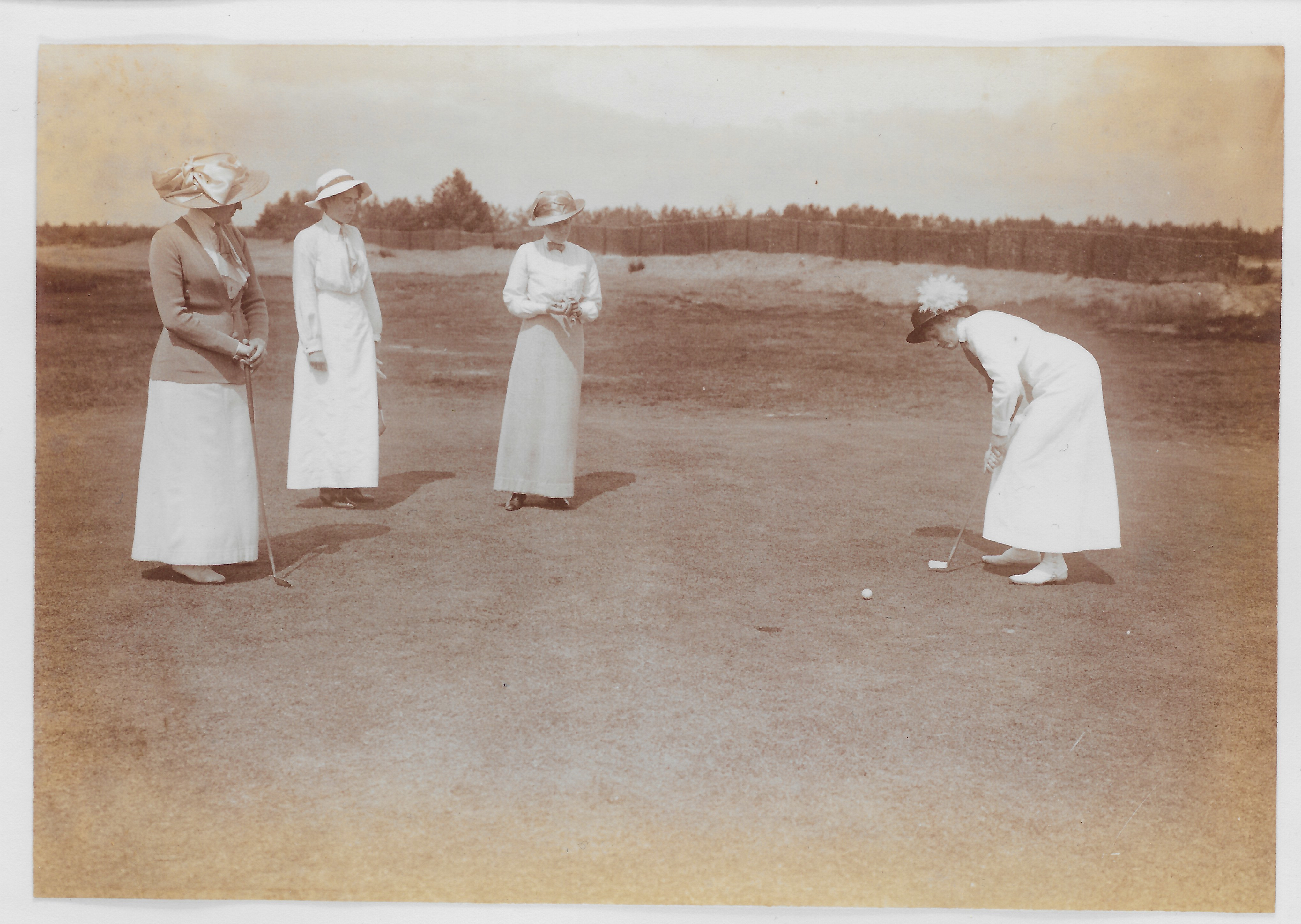 Amateurkampioenschap, Green 9 op de Doornsche GC, mevrouw Calkoen van Limmen put, freule van Tets, freule van Holthe, mevr. barones van Tuyll, 25 augustus - 1913