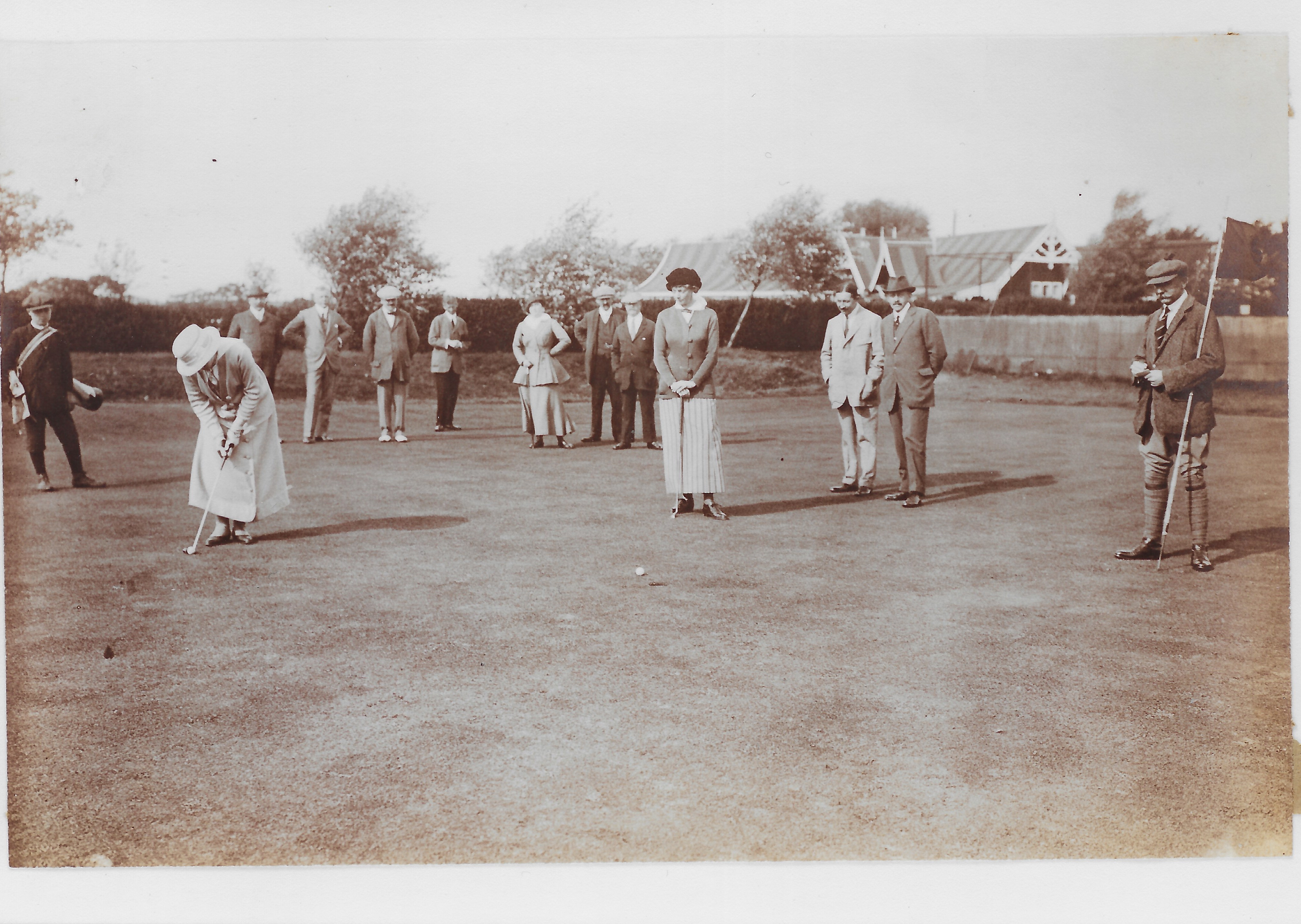 Dameskampioenschap, mevr. Van Tets putt, mevr. Calkoen van Limmen kijkt toe, 3 september - 1915