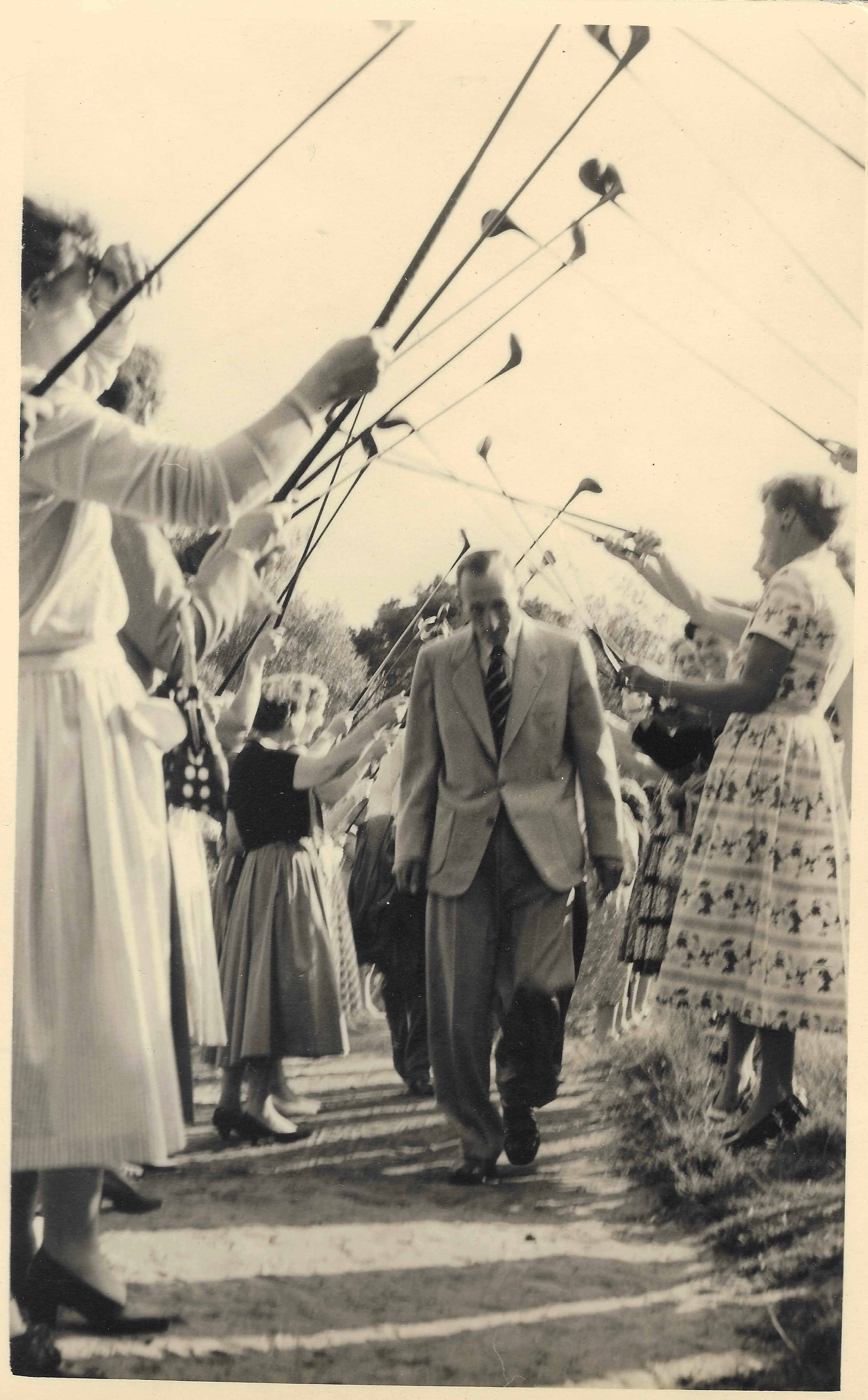 Jan Blansjaar jubileert. Door de erepoort naar het clubhuis van de Hattemse G&CC - 1955