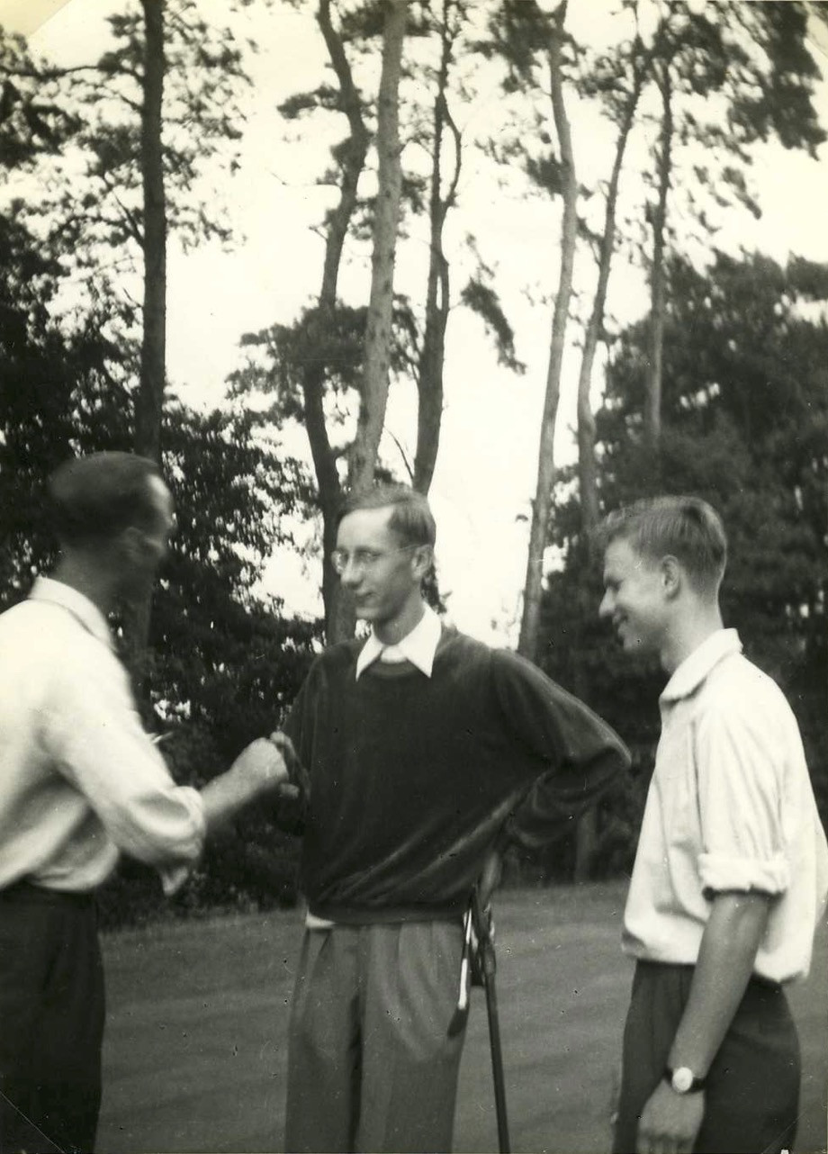 Jan Blansjaar feliciteert Wilfred Smit en Rolf Olland met winst Army Tankard - 1955