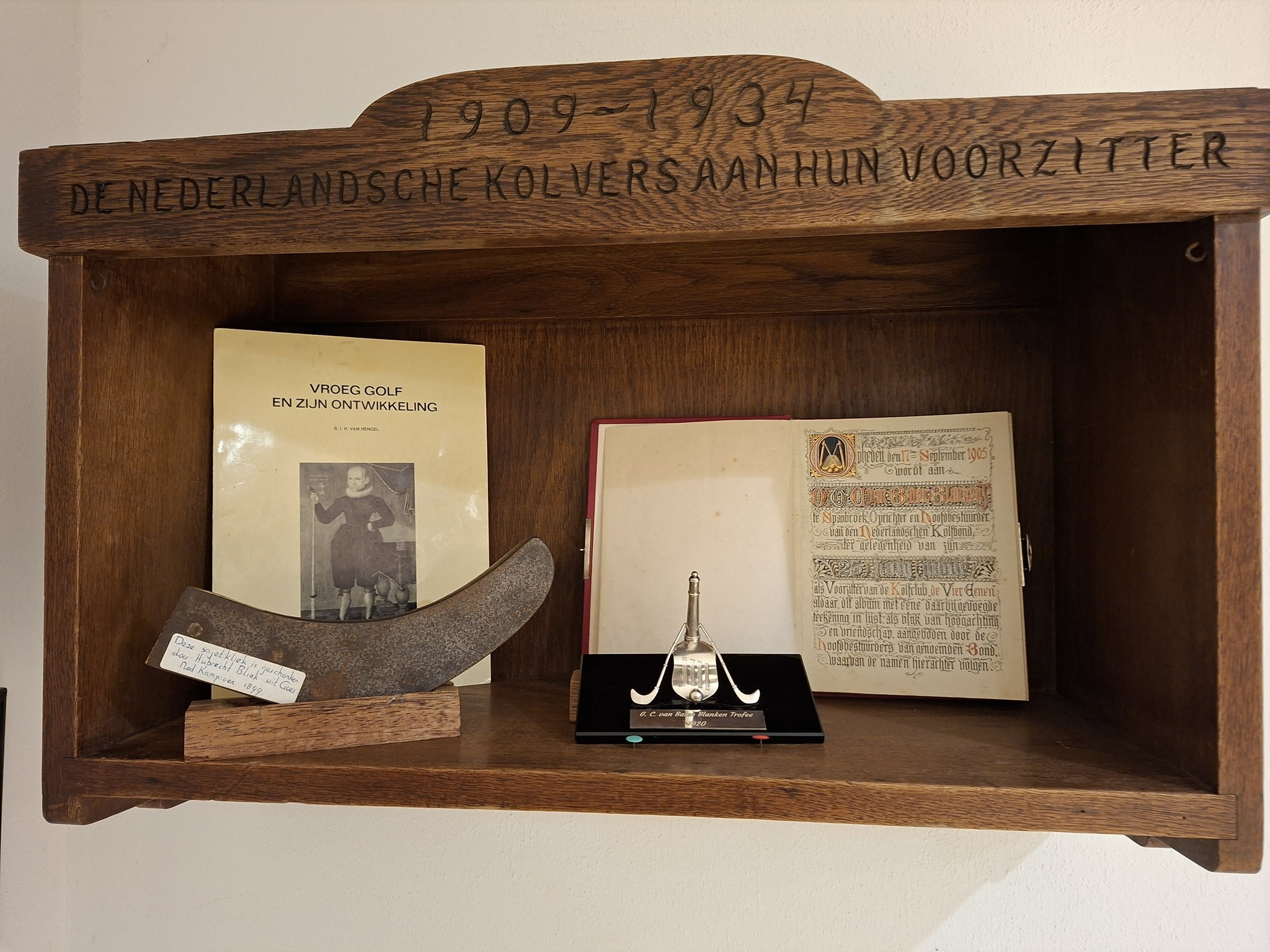 De vier eenen, Boekenkast en inhoud, G.C. van Balen Blanken - 1934