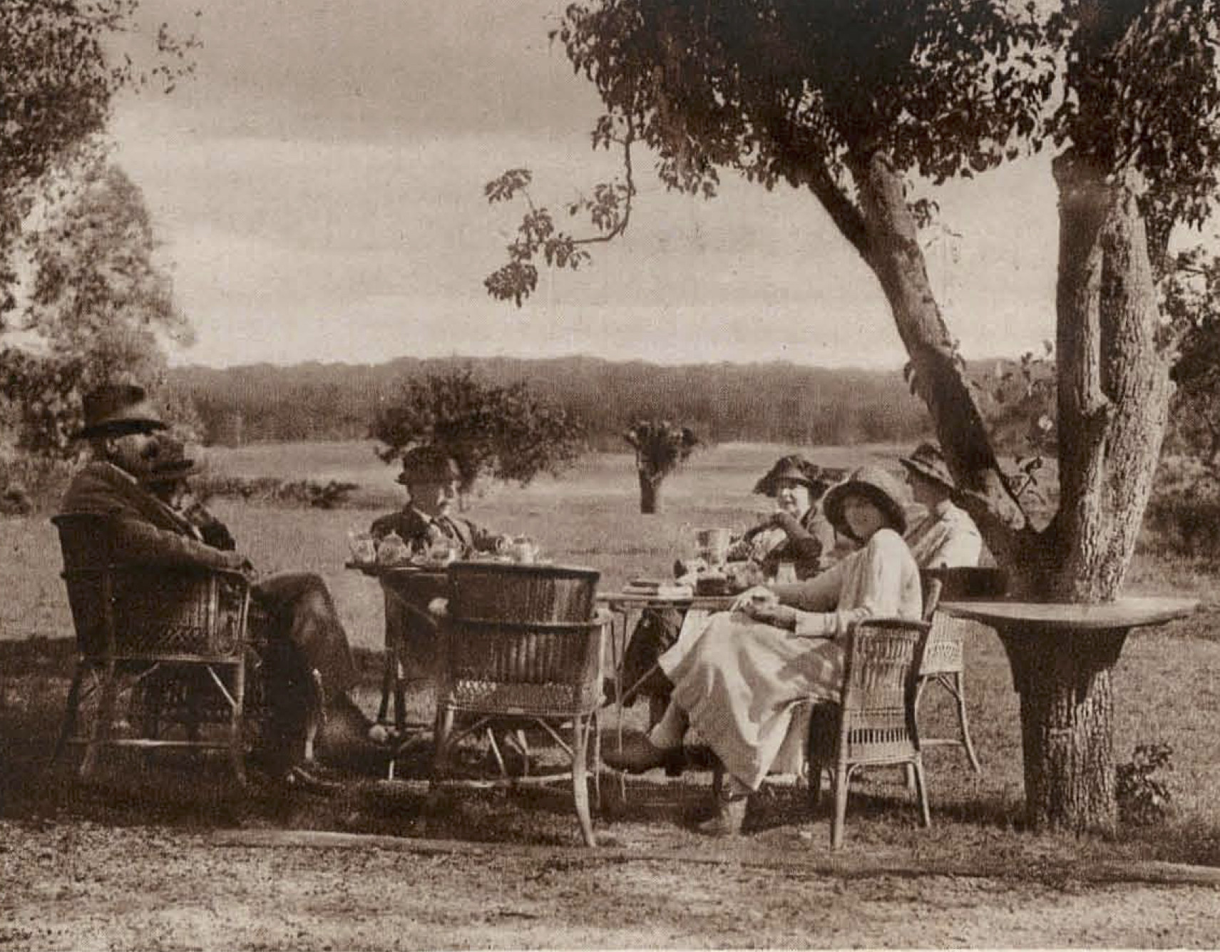 Gezellig zitje voor clubhuis Haagsche - 1922