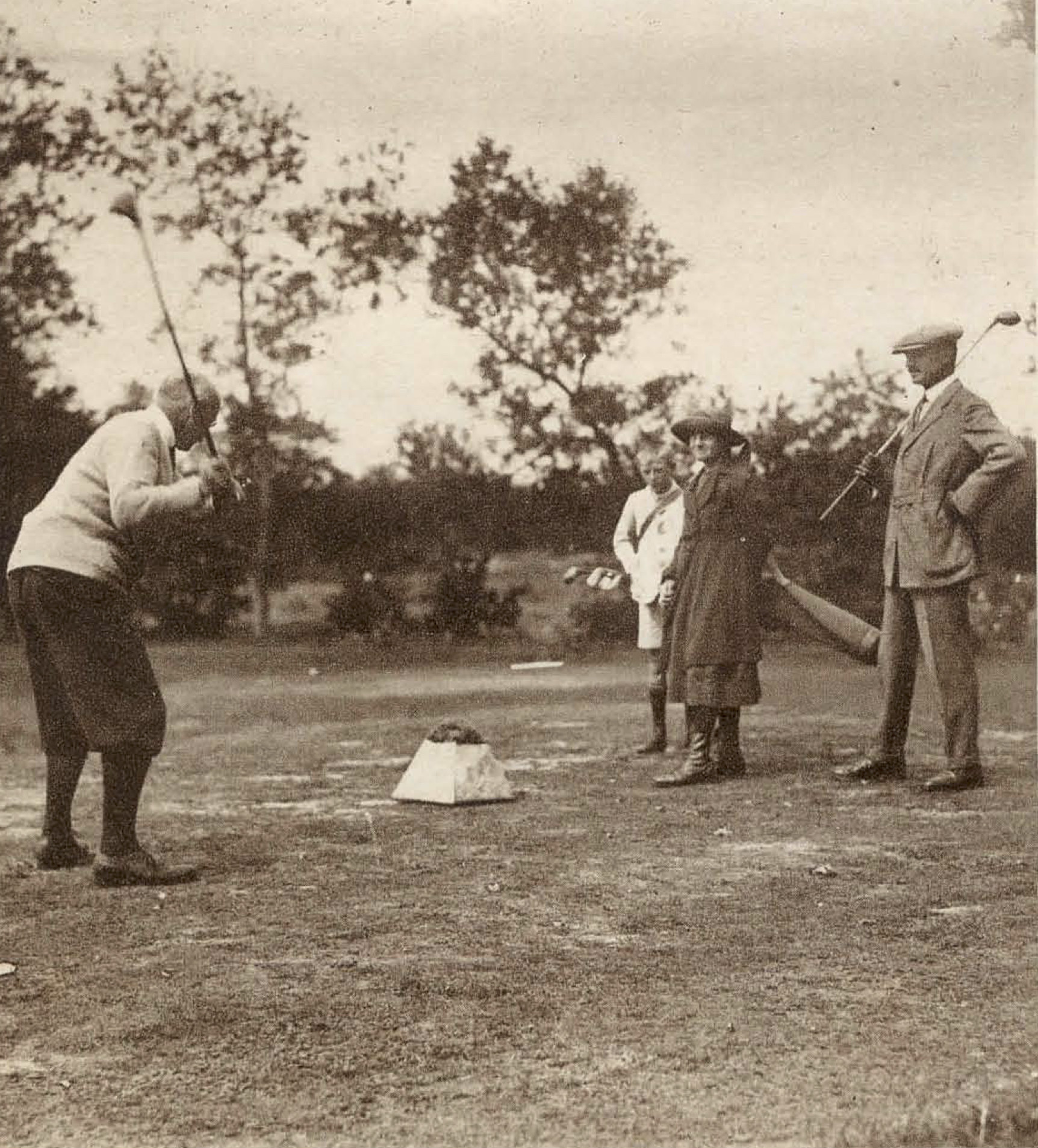 Eekhout en Mr. Maneck op 9e tee - 1922