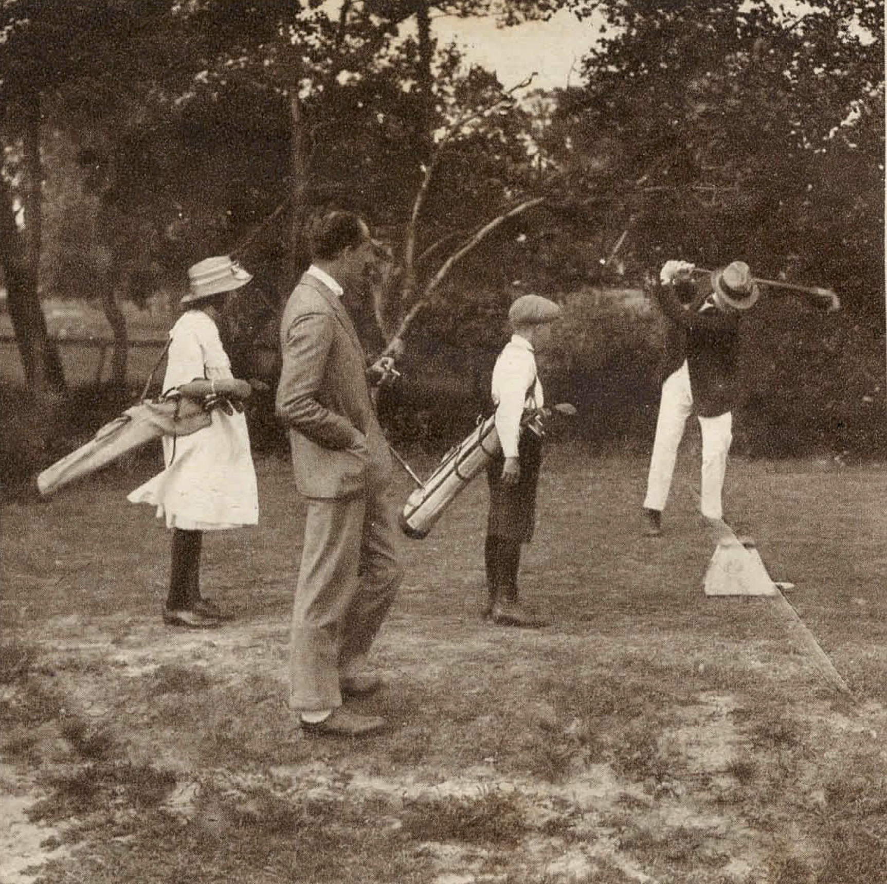 Mr. Waterbury drivende van hole 3; L. van Eeghen - 1922