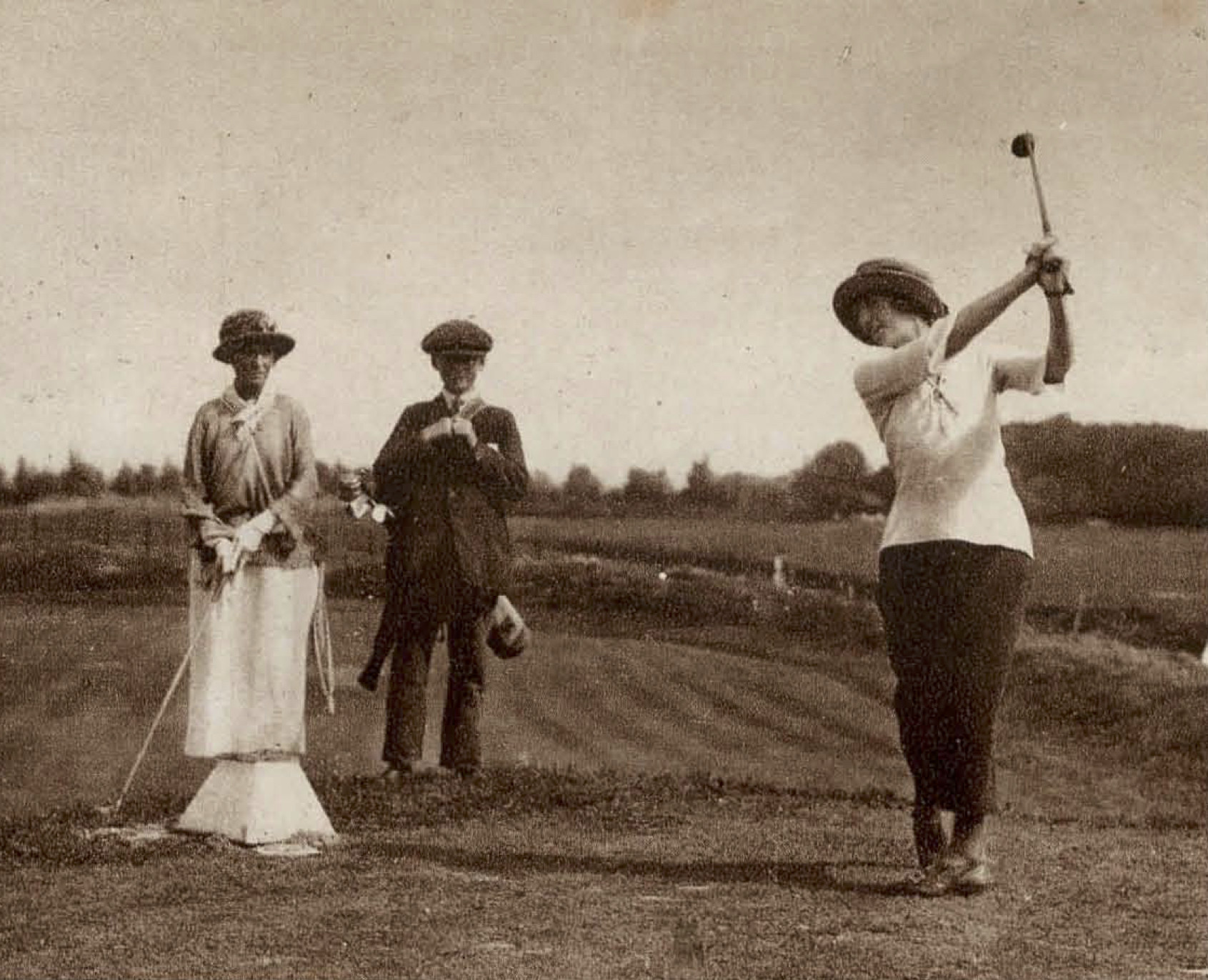 Mevr. L. Smalt en Lady Baillie op de 8ste tee - 1922