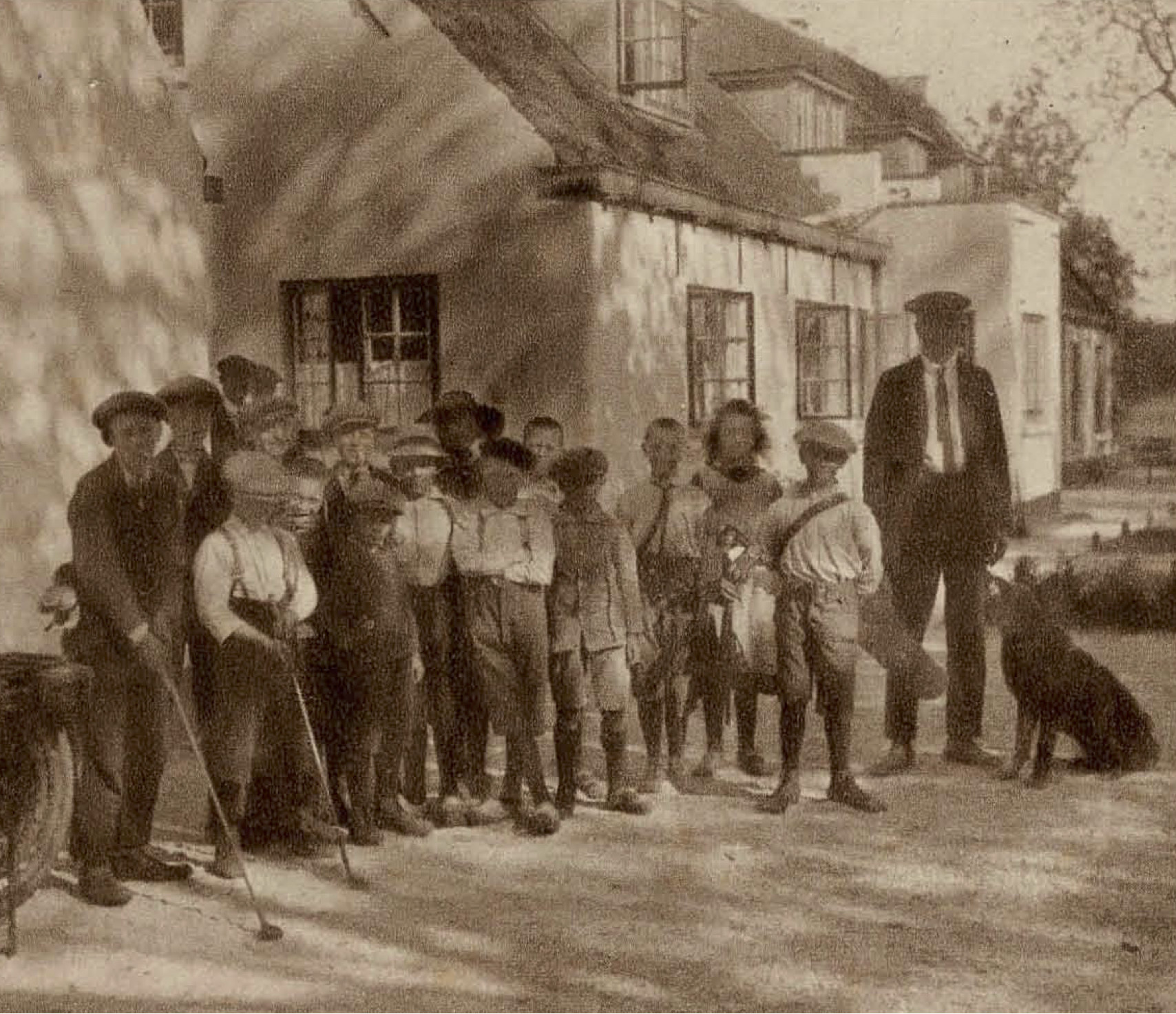 Caddiemaster Blijlevens met caddies en wolf - 1922