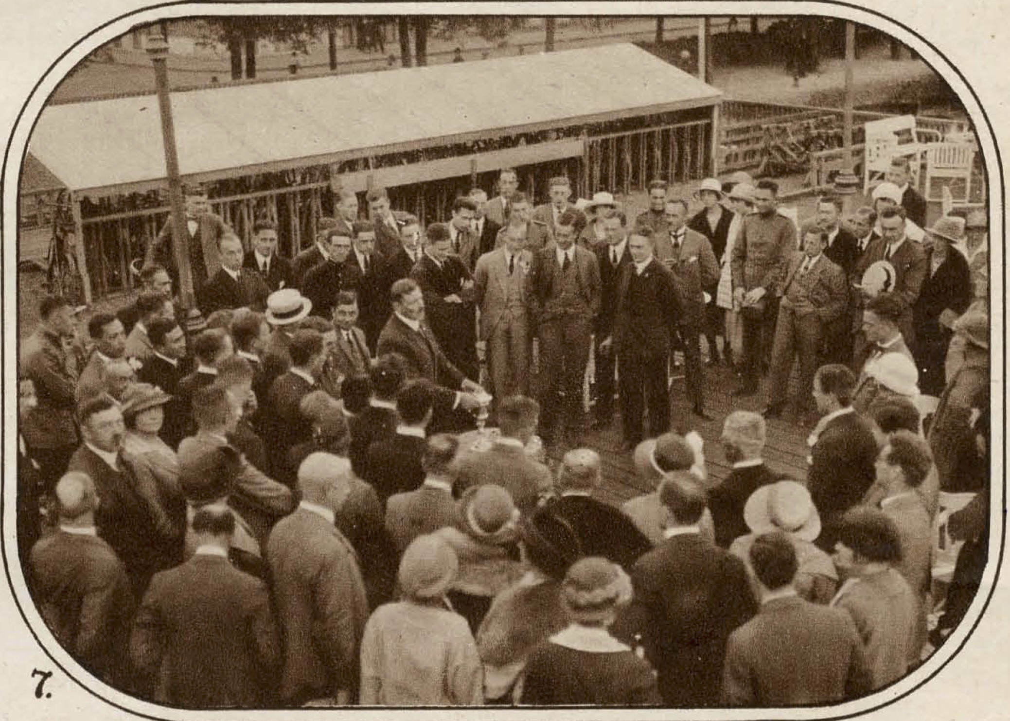 Uitreiking telegraaf beker door Blusse - 1922