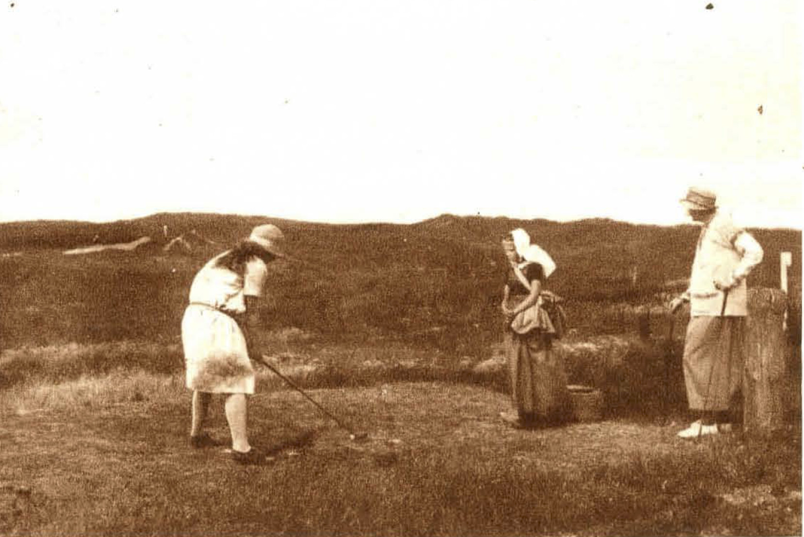 Mej. Ena Heijse op 1ste tee. Rechts Mrs. Wilkie - 1923