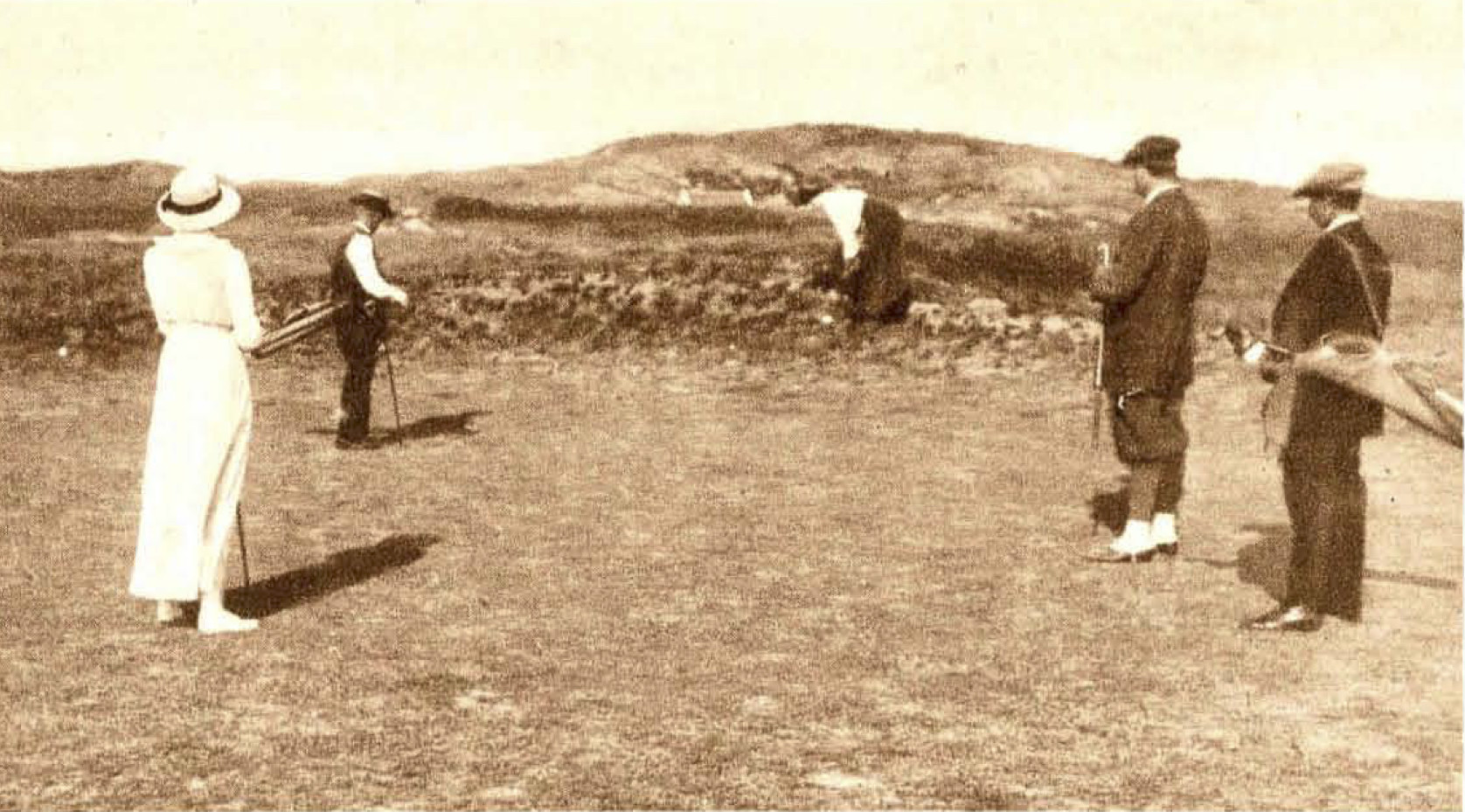 Gezicht op de 1ste green en 2de hole Noordwijksche - 1923