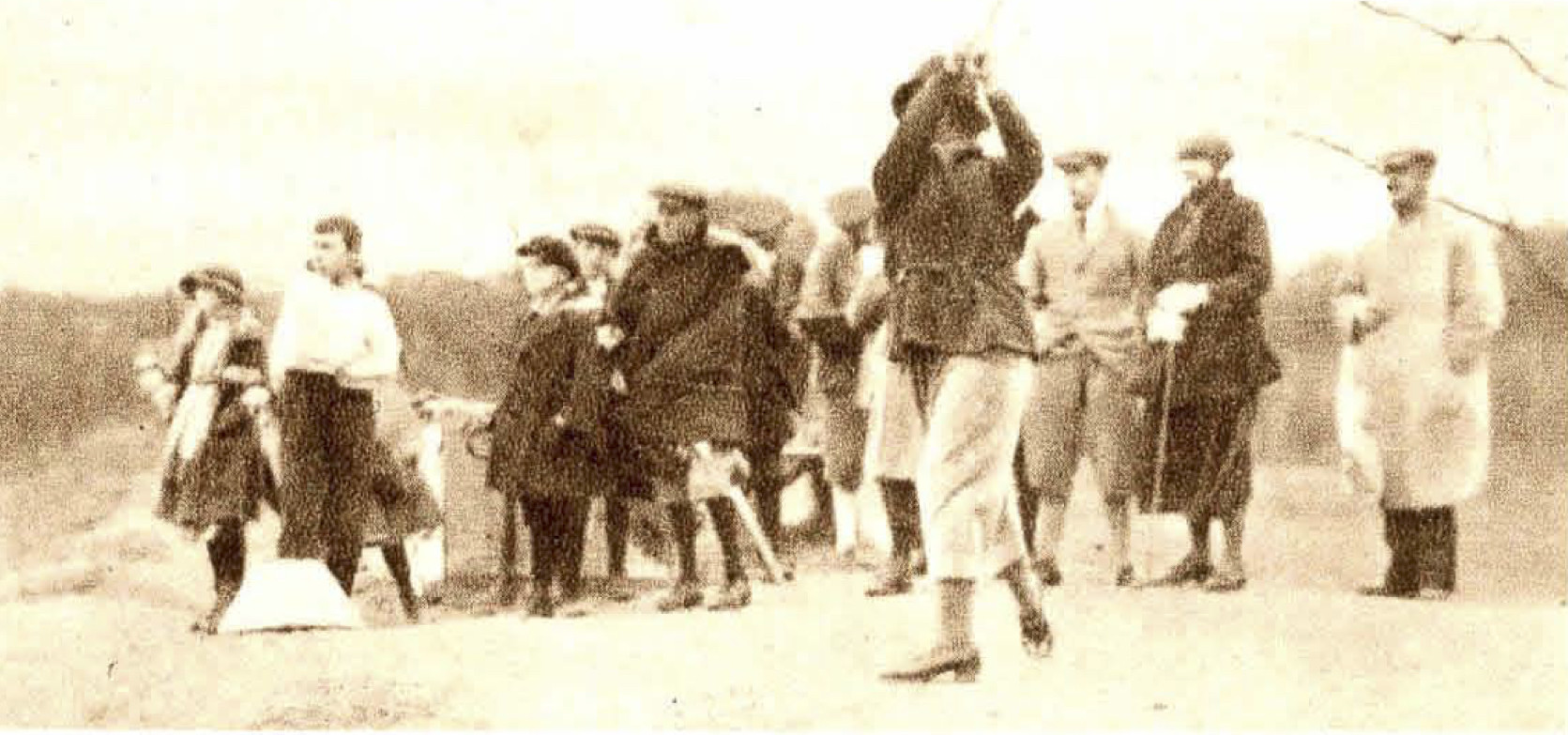 Mevr. Wells drivende van 1ste tee - 1923