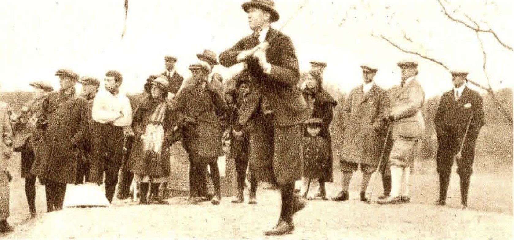 Mr. Waterbury drivend van de 1ste tee - 1923