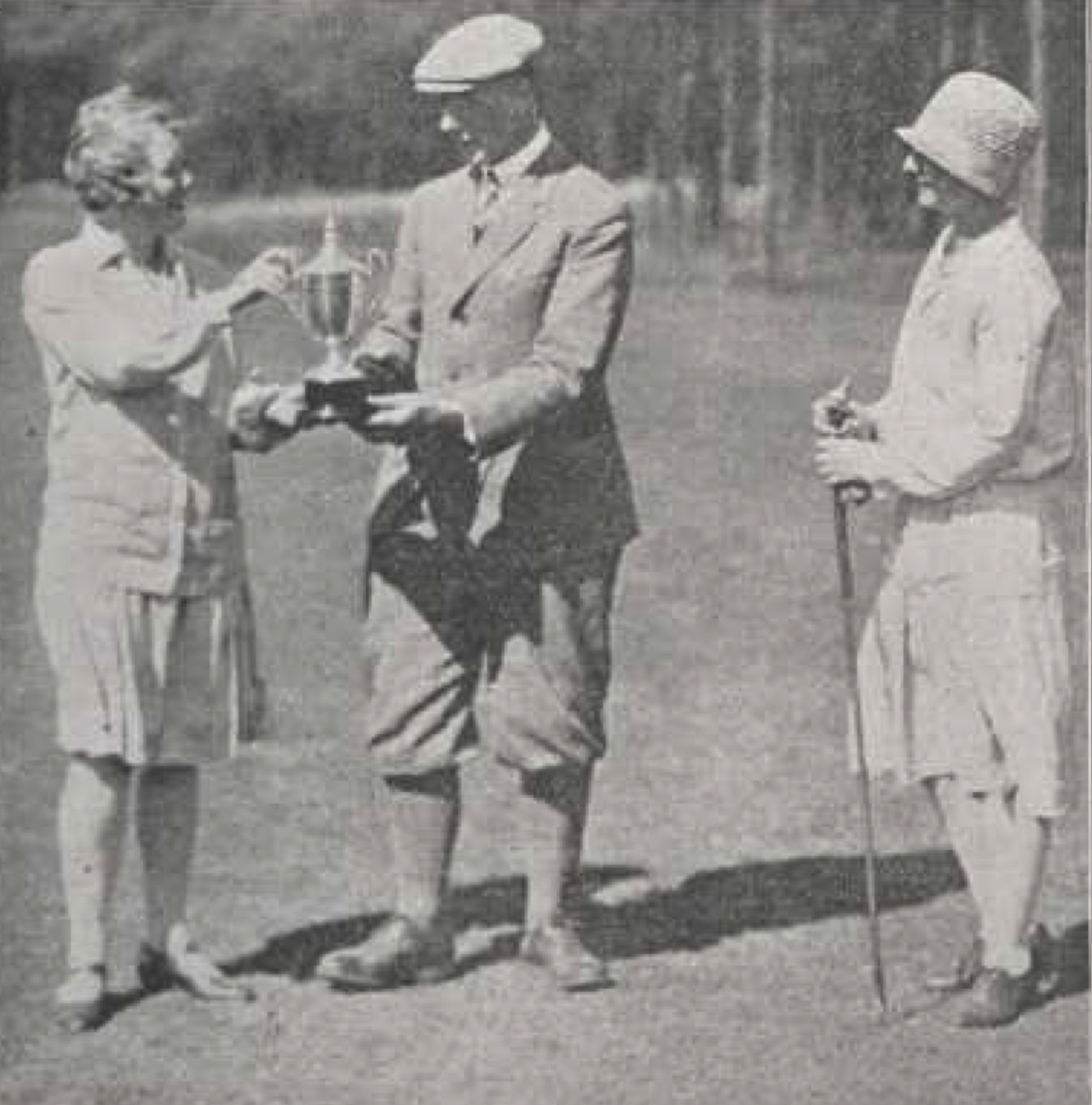 Brusse overhandigt beker aan Mej. Heyse - 1928