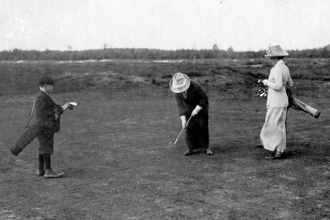 Puttende dame op de Doornsche 1