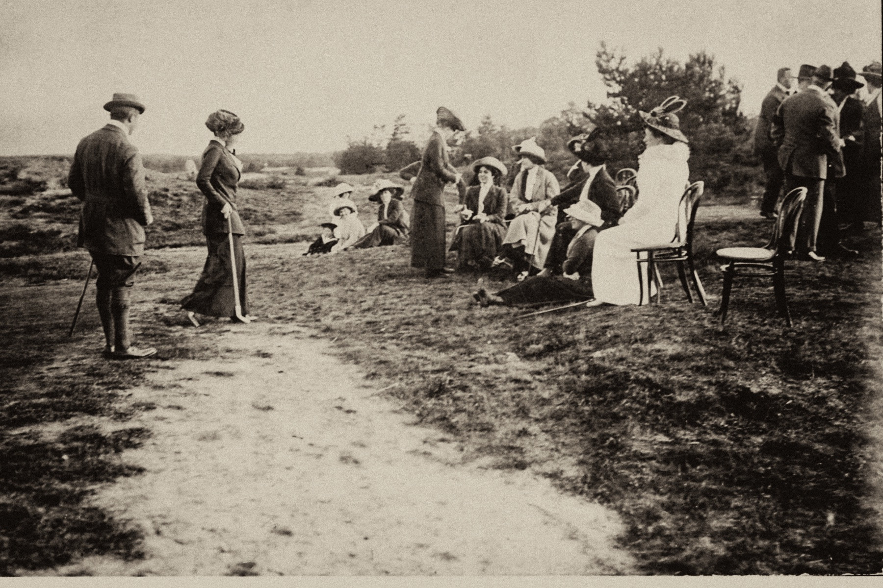 Zittende dames op de Doornsche 2