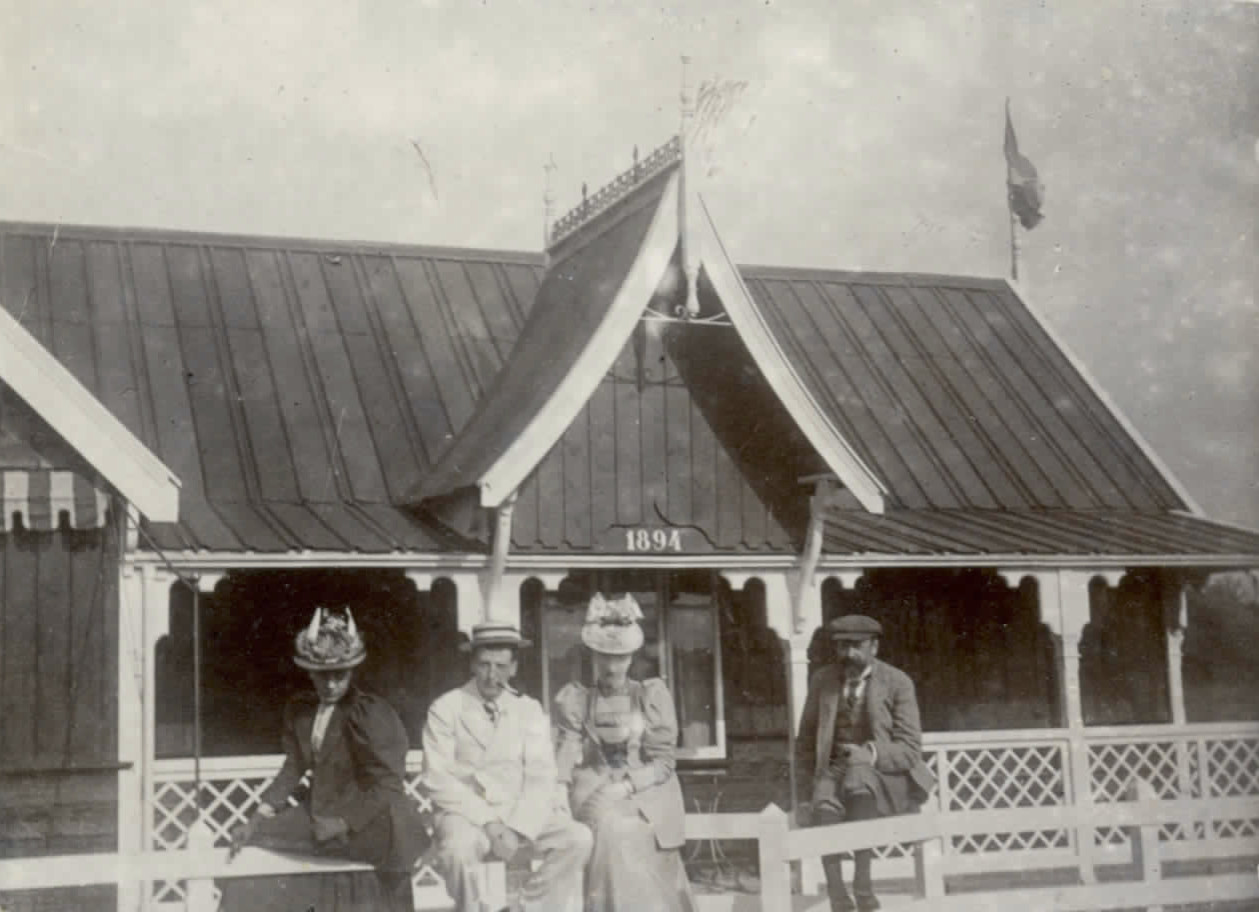 Enkele leden voor het clubhuis - 1894