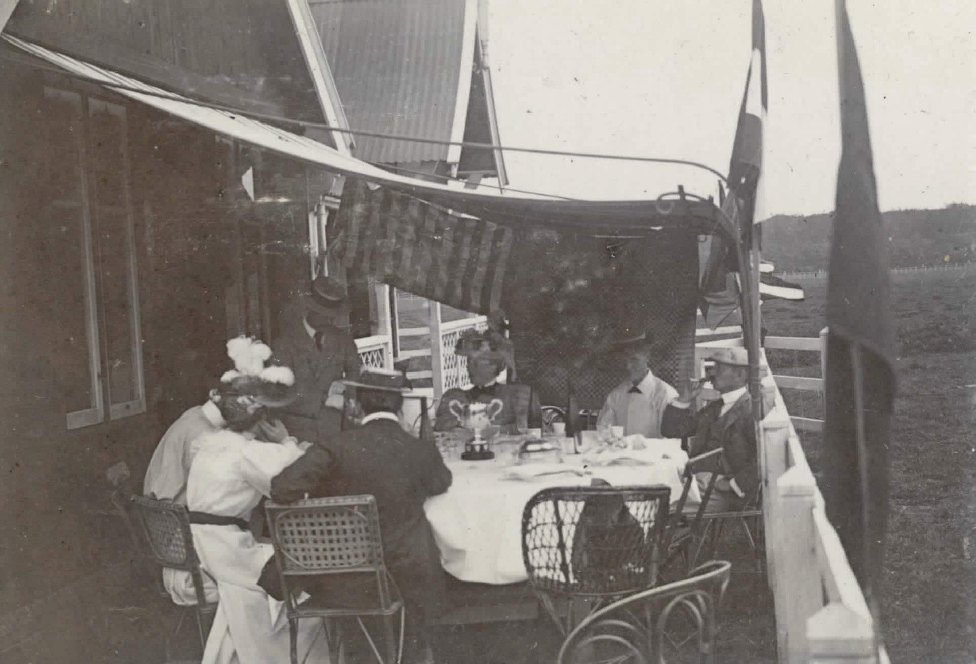 Onder de luifel op de Haagsche - 1896