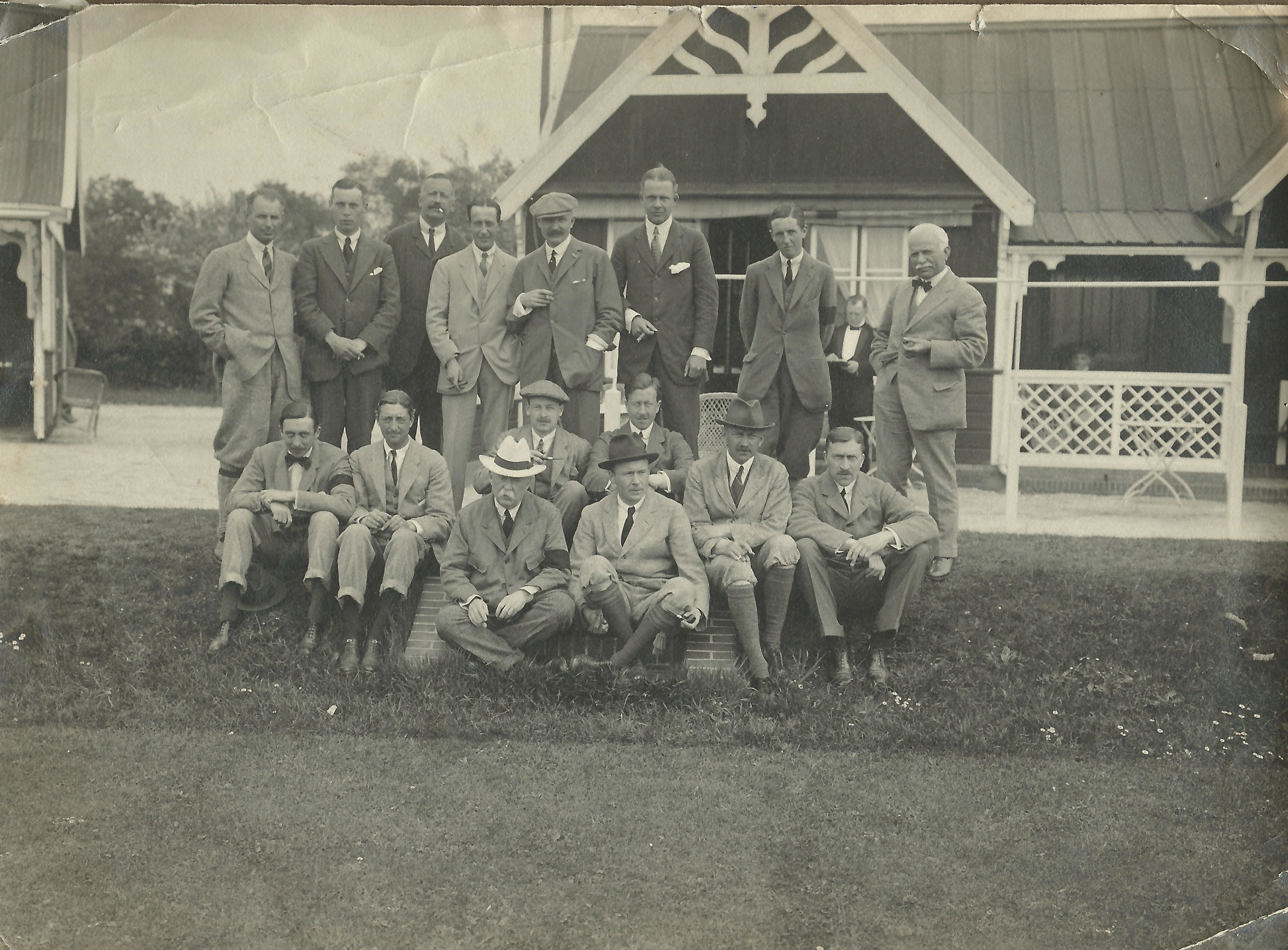 Golfers voor het Haagsche clubhuis