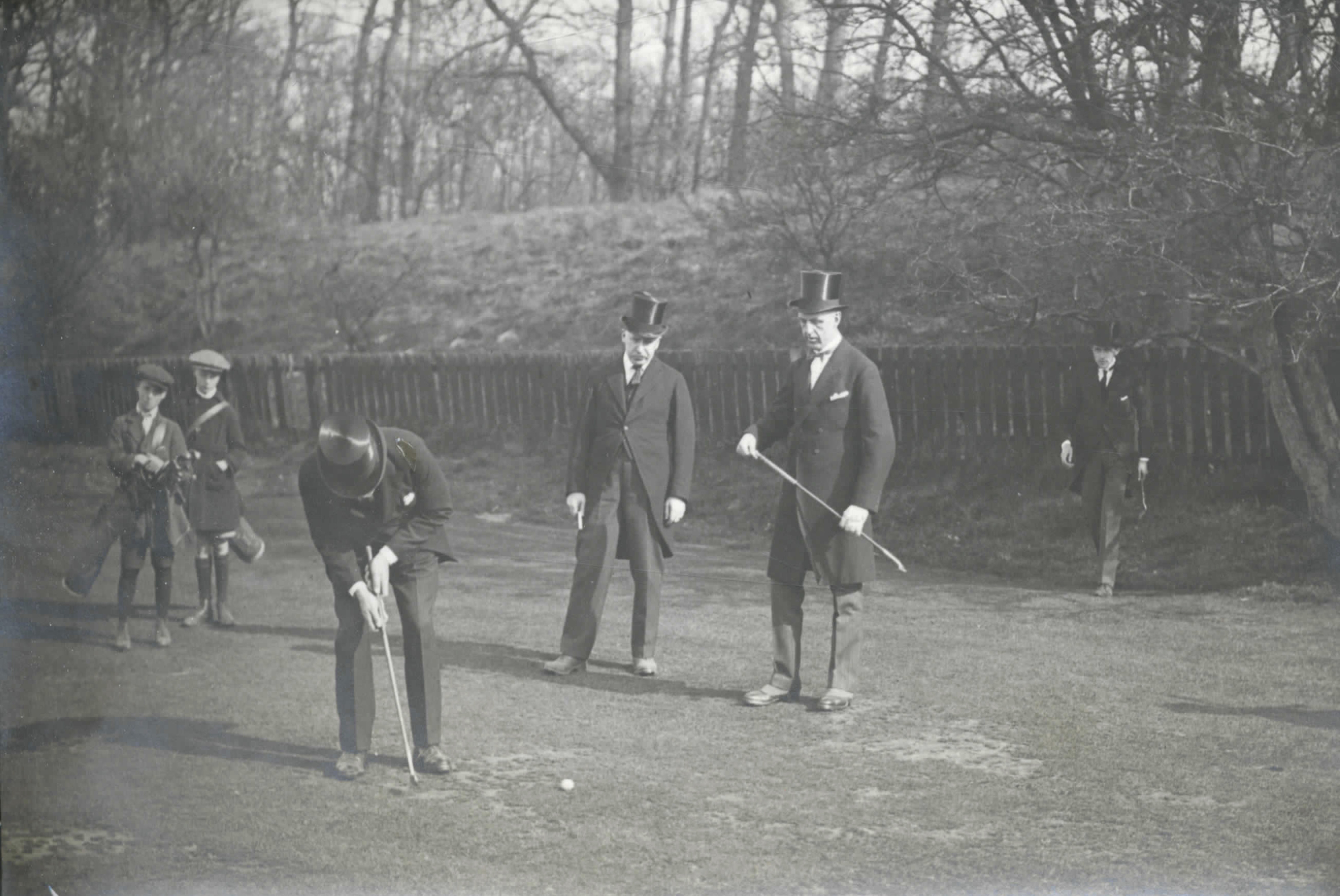 Hoge hoeden wedstrijd; R. Stoop; J. ten Bosch; C. Quarles van Ufford en A. Calkoen van Limmen - 1923