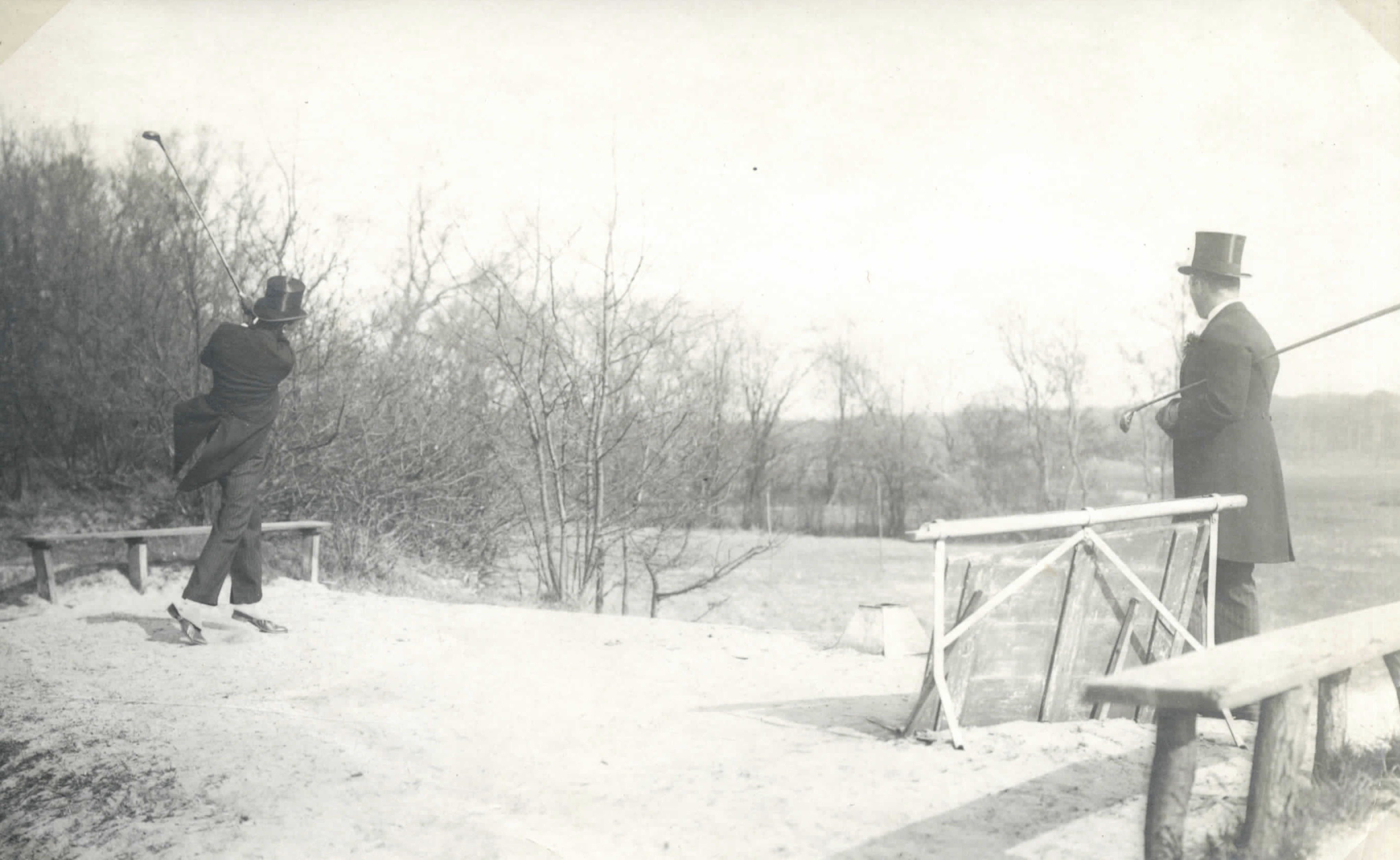 Hoge hoedenwedstrijd; R. Ramsden en J.R. Waterbury - 1923