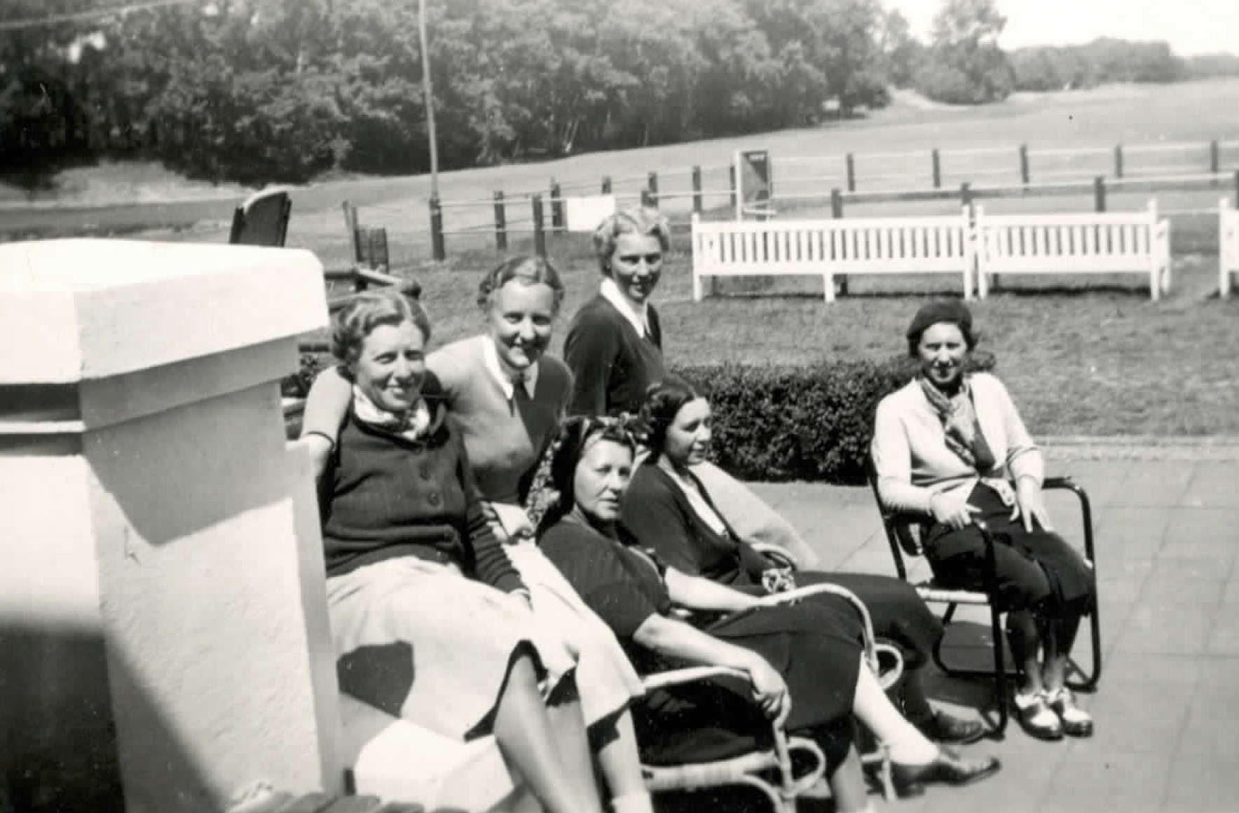 Dames bij het Haagsche clubhuis