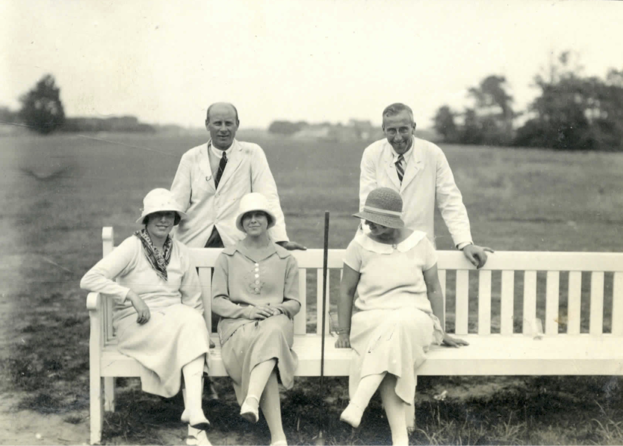 Spelers bij een bankje