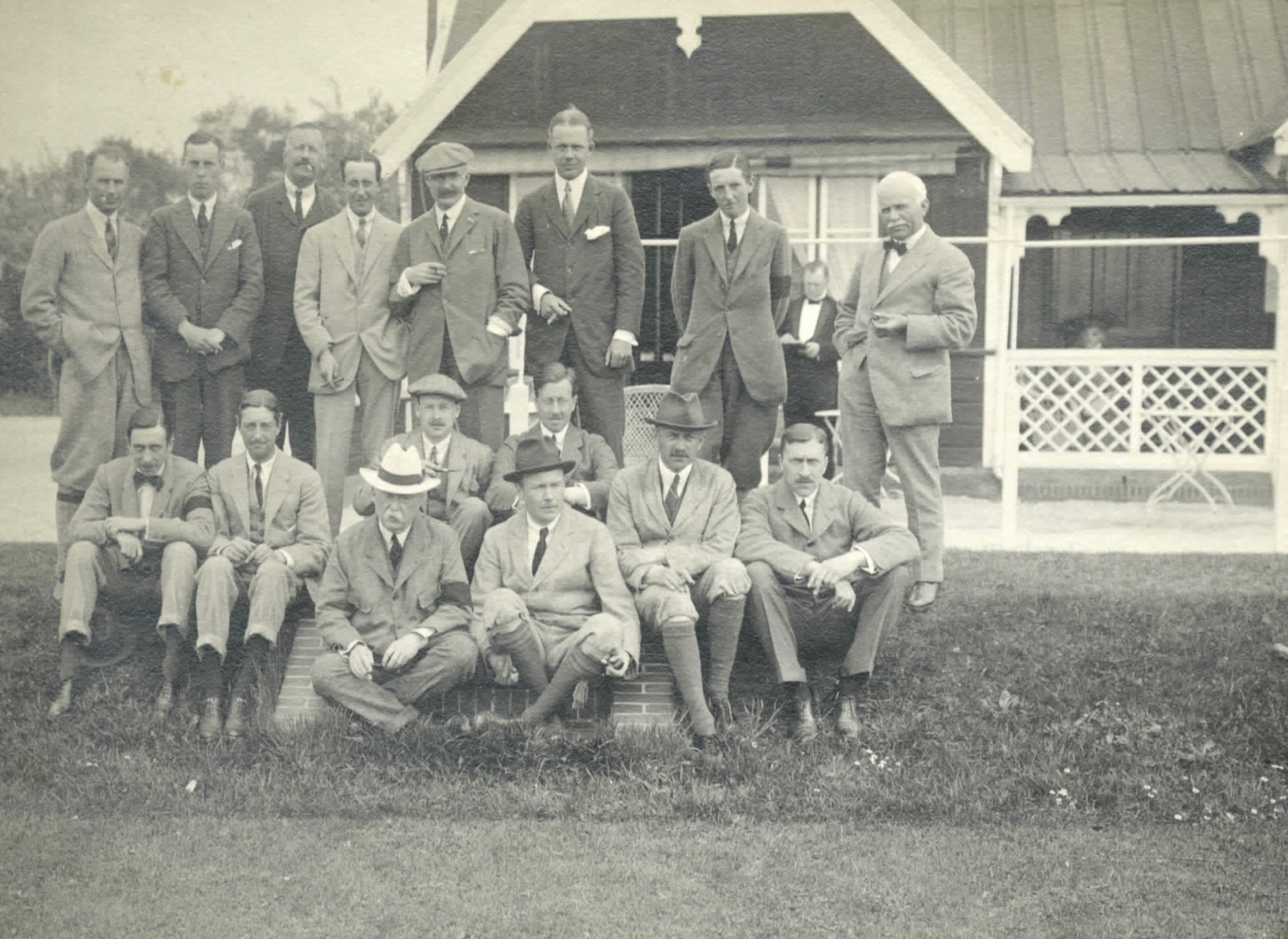 Spelers voor clubhuis Haagsche