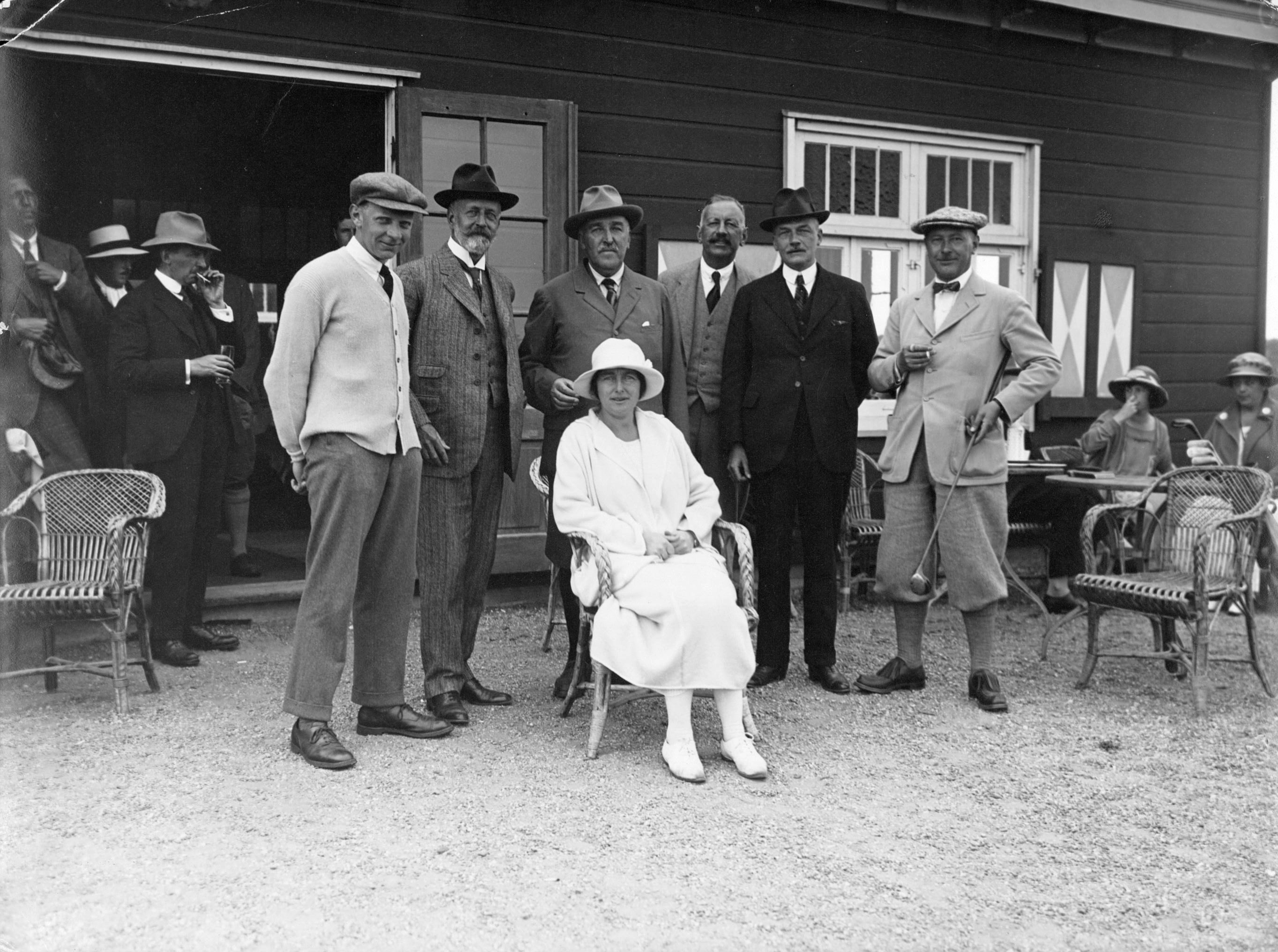 Oude clubhuis Noordwijksche GC; o.a. E. Cremers - 1915