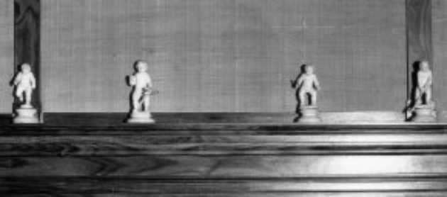 Vier spelende kinderen op poppenhuis. Ca. 1680