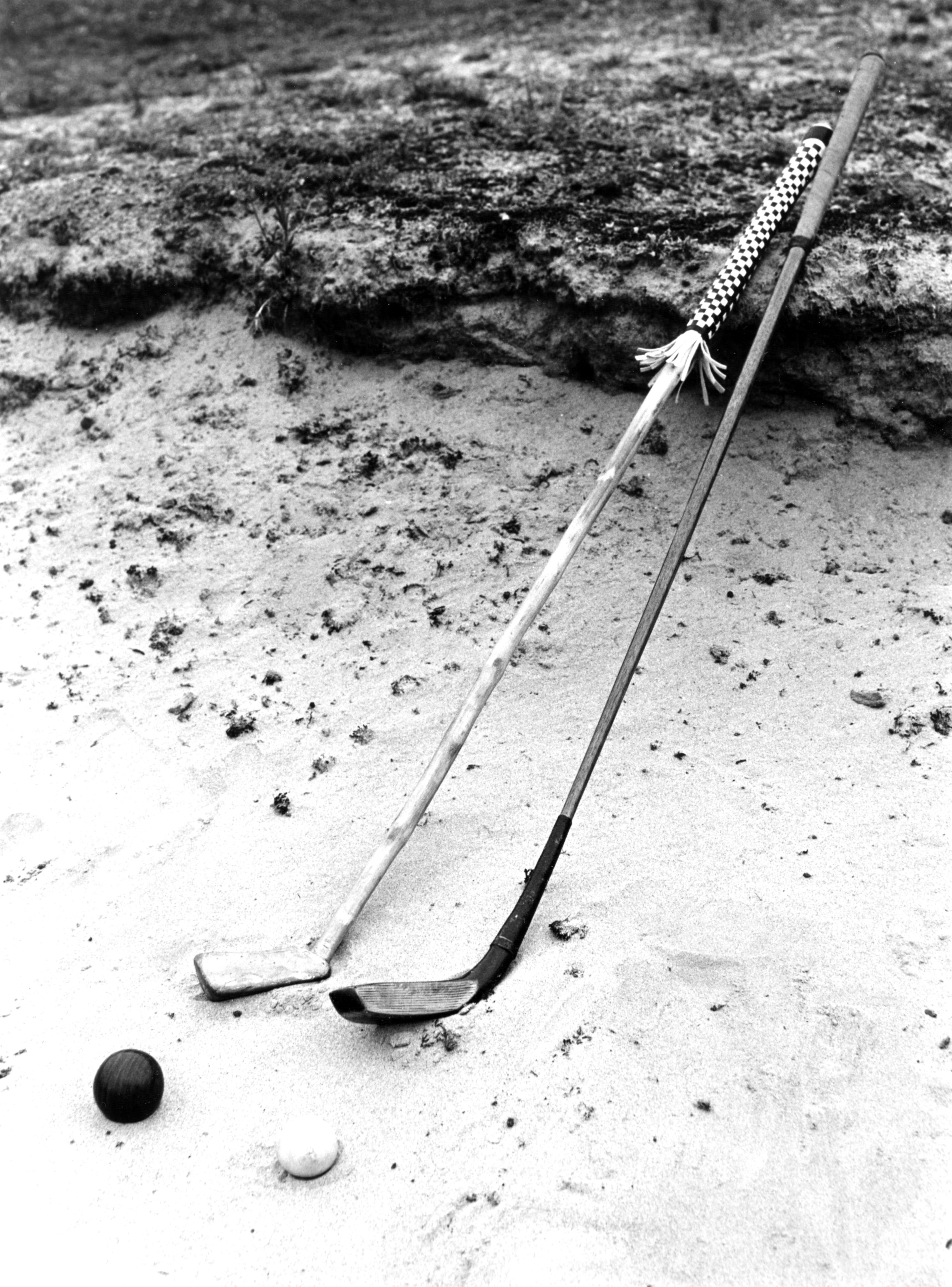 Twee colfstokken met ballen