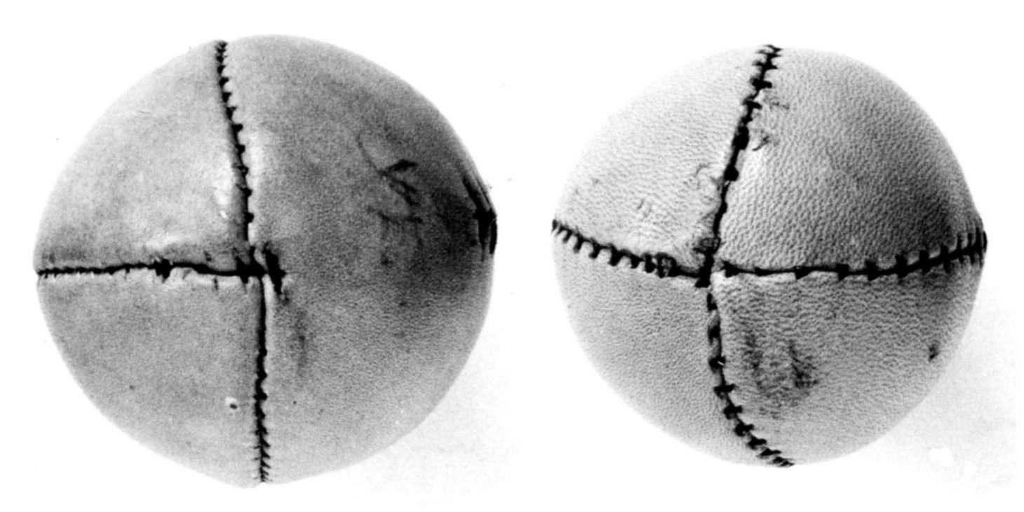 Twee leren colfballen (replica's, 3)