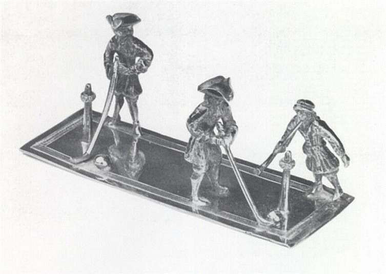 Zilveren miniatuur kolfbaan met twee spelers en een pijprokende toeschouwer. 18e-eeuw