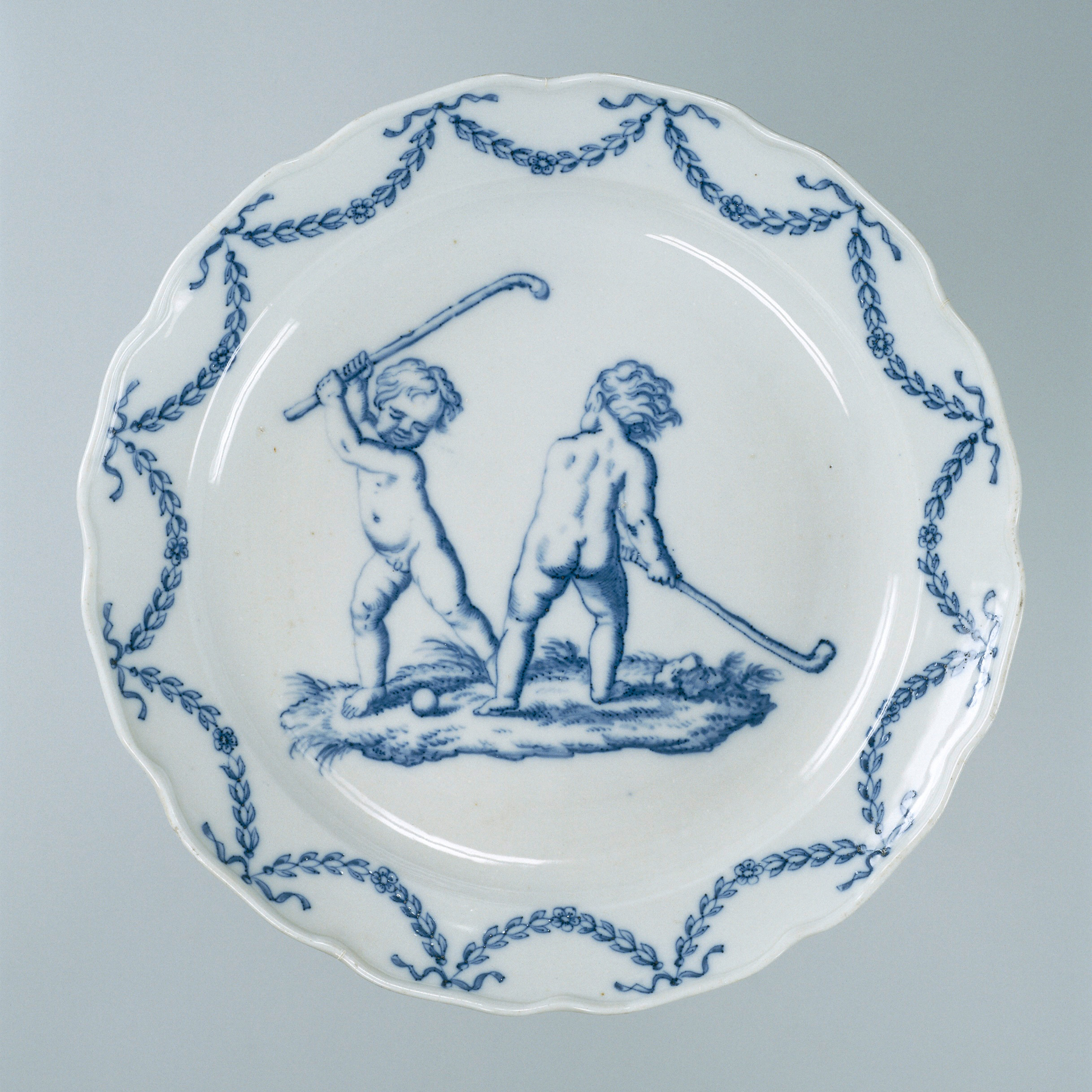 Sierschotel met twee colfspelende putti. 1765-1770