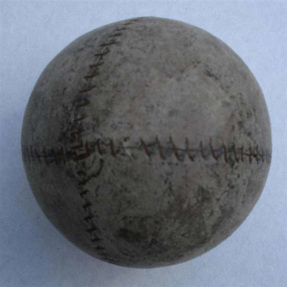 Kolfbal van dierenhuid met koperdraad