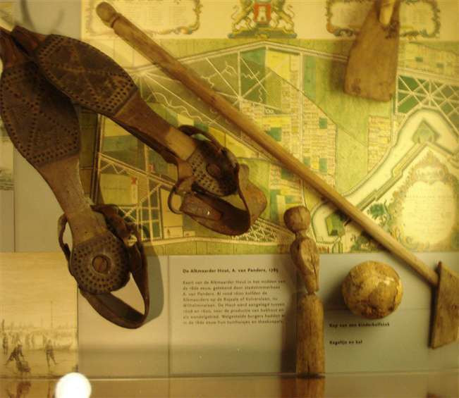 Twee houten kolfstokken met houten bal, kolfpaaltje (...?) en schaatsen. Waarschijnlijk ca. 1700
