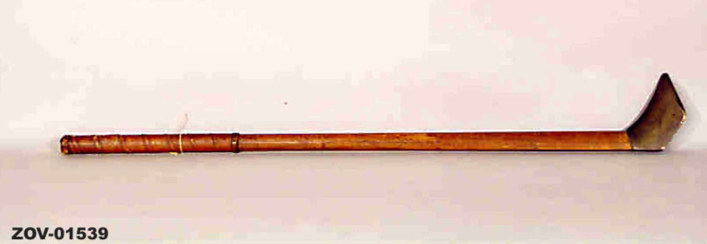 Iepenhouten kolfstok met koperen slof. Ca. 1850