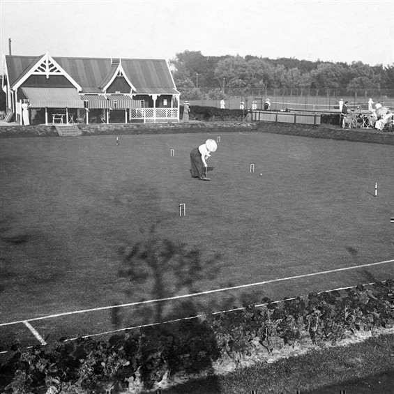 Croquet op het terrein van HG&CC te Wassenaar. Ca. 1900