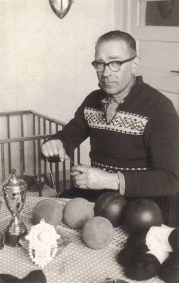 Dirk Rijper, kolfballenmaker, Zuid-Scharwoude. Ca. 1960