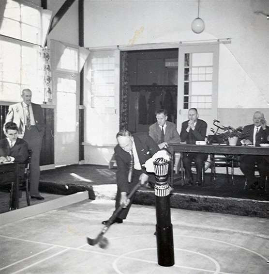 Jan Bot, De Gekroonde Zwaan, Grootebroek. 1964