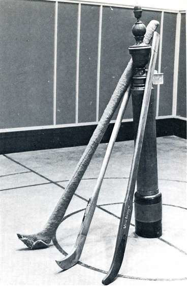 Drie kolfstokken, klieken, St. Eloyen Gasthuis. Ca. 1900