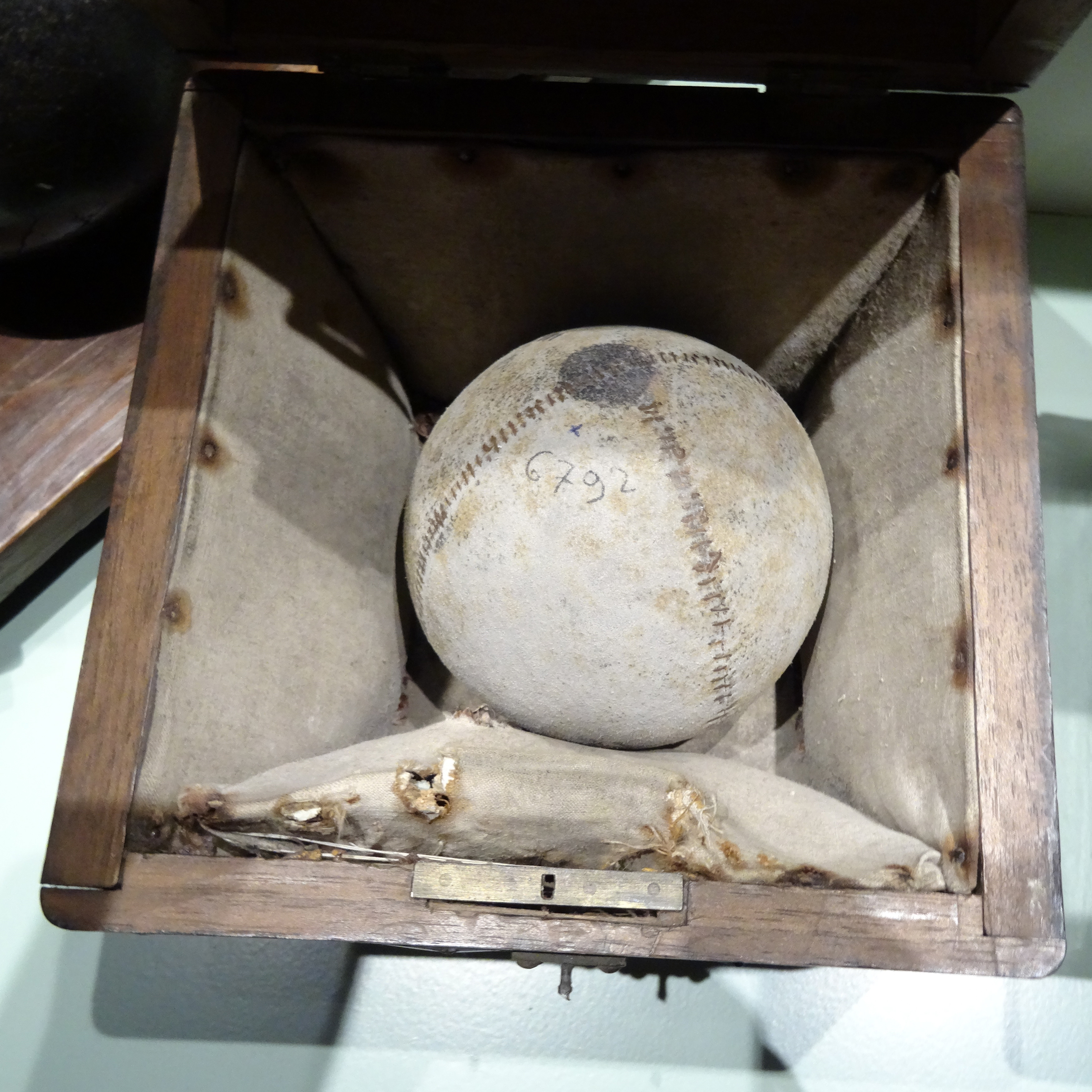 Kolfbalkistje, leren sajetbal De Prins van Oranje, Goes. Ca. 1900