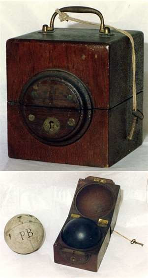 Kolfbalkistje, gummibal, losse ezelsleren sajetbal, Eensgezindheid. Ca. 1900