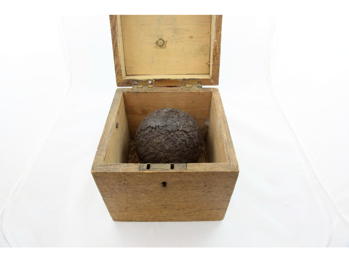 Kolfbalkistje, gummibal. Ca. 1920