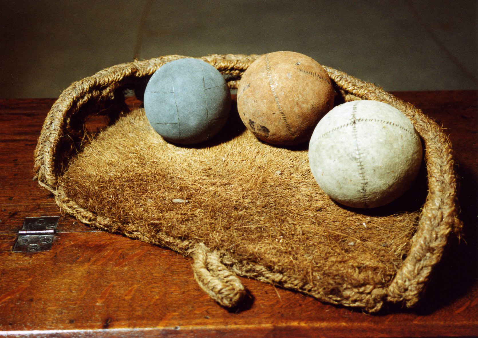 Ballenmat, drie vilten sajetballen, St. Eloyen Gasthuis. Ca. 1900