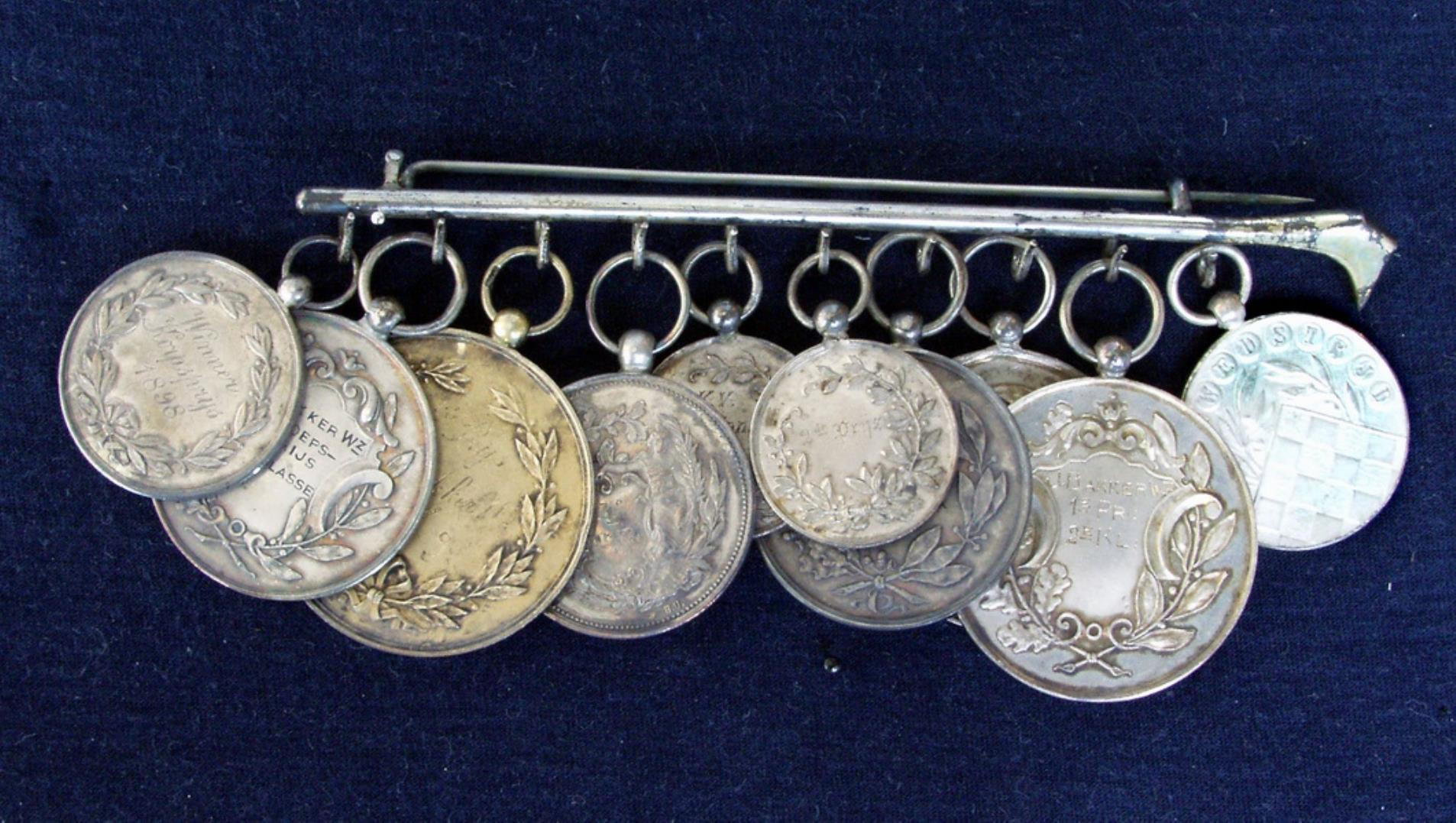 Spang met tien kolfmedailles. Ca. 1900